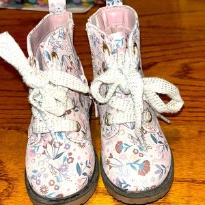 Size 6 Cat & Jack girls boots